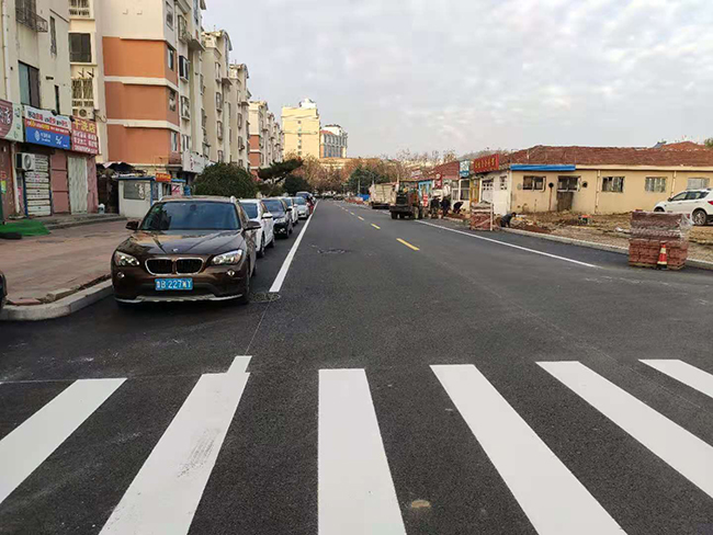 城陽(yáng)南疃小區(qū)南門道路劃線完工